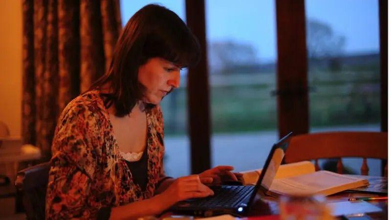 Žena kuca na laptopu