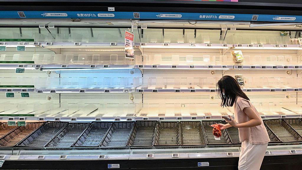 Dva miliona ljudi evakuisano u Kini zbog supertajfuna, na Tajvanu najmanje 14 poginulih 10 Žena stoji sa kesom crnog luka ispred prazne police u supermarketu