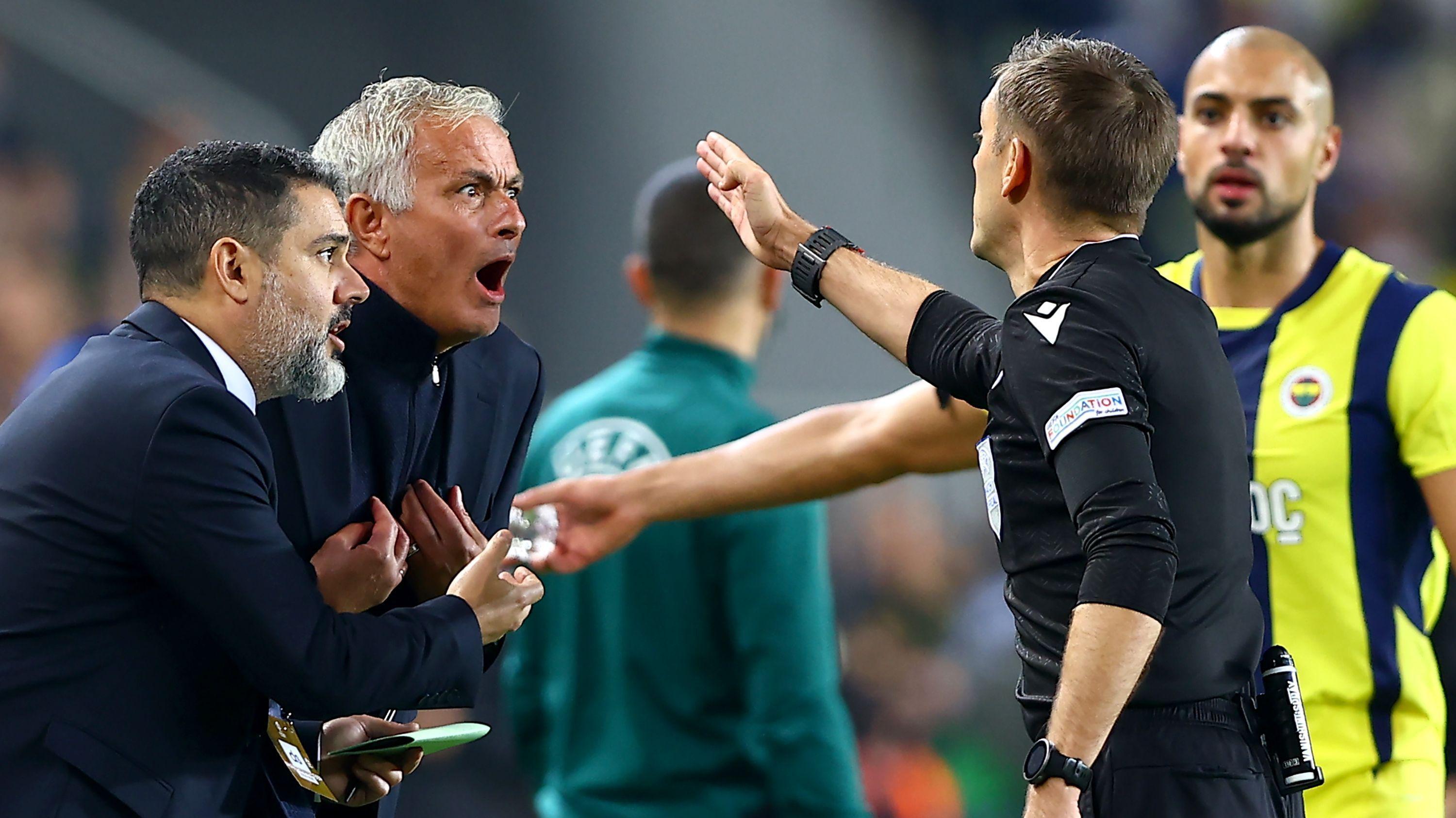 'Gospodin posebni' se vratio kući i kaže da je sada manji egocentrik: Murinjo vodi Benfiku 4 Murinjo je na klupi Fenerbahčea često imao okršaje sa sudijama