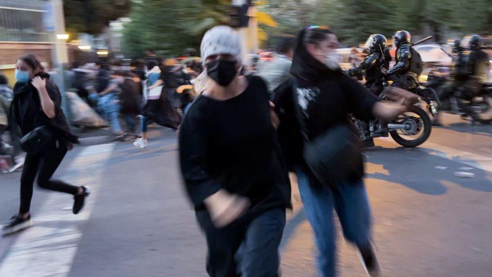 Pramen kose i talas besa: Šta se stvarno promenilo u Iranu posle protesta 'Žena, život, sloboda' 2 Zamućena fotografia devojaka na protestu, prekrivenog lica