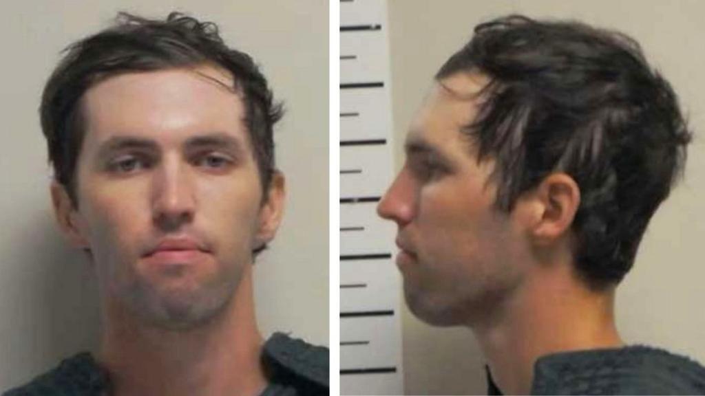 Ubistvo Čarlija Kirka: Ko je osumnjičeni Tajler Robinson i ko ga je prijavio policiji 1 Muškarac gleda u kameru, ubistvo čarlija kirka, čarli kirk, charlie kirk, ubijen čarli kirk, osumnjičeni za ubistvo čarlija kirka