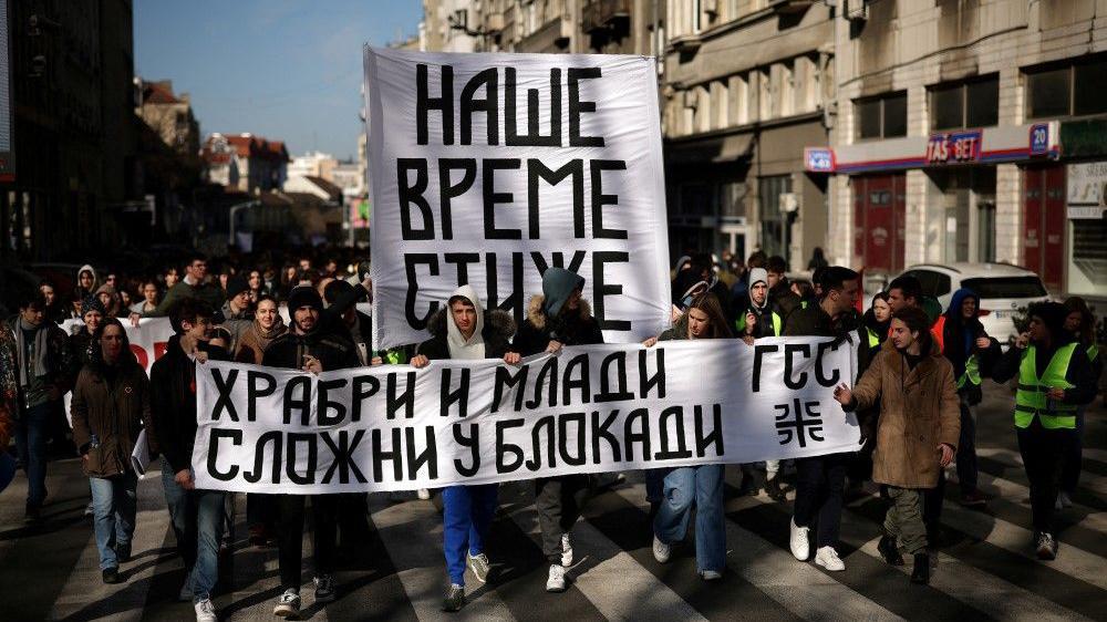 Deset meseci od pada nadstrešnice u Novom Sadu, počeo protest u Beogradu 7 Učenici srednjih škola protestovali su i ranije, pridružujući se studentima u demonsgtracijama i blokadama