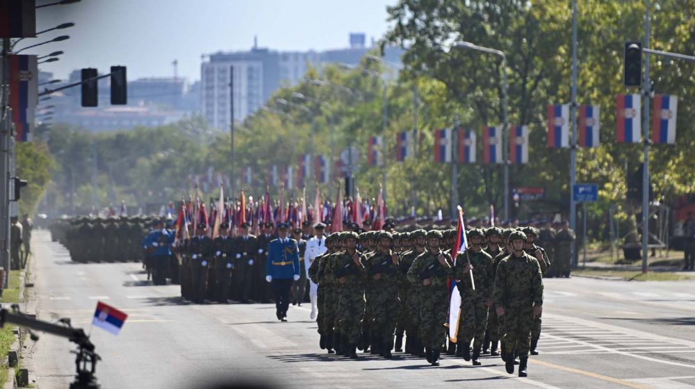 Vojnik kažnjen zbog mahanja studentima i građanima: Bošković i Prelević upozoravaju na apsurdnost ove situacije 1