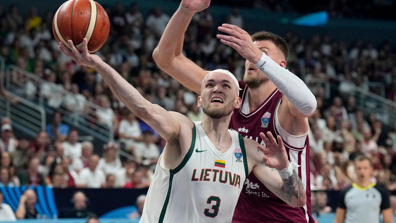 Evrobasket: Litvancima pripao baltički derbi za četvrtfinale, ni svemoćni Porzingis nije pomogao Letoniji 1 Arnas Velička i Kristaps Porzingis