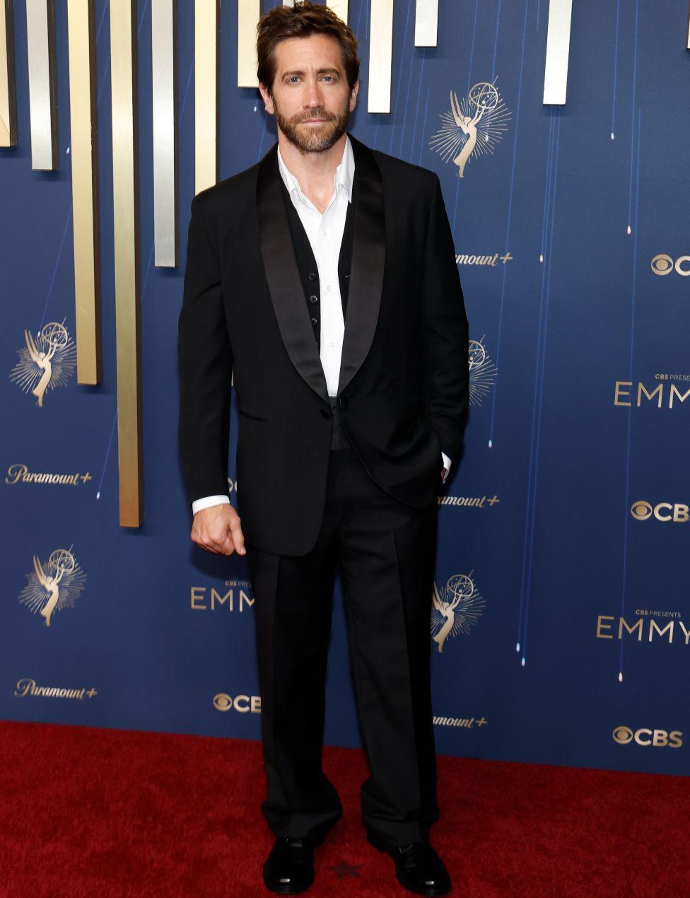 Sidni Svini, Džena Ortega, Selena Gomez i sjaj dodele Emi nagrada u fotografijama 17 Glumac Džejk Džilenhol u venom odelu i beloj košulji