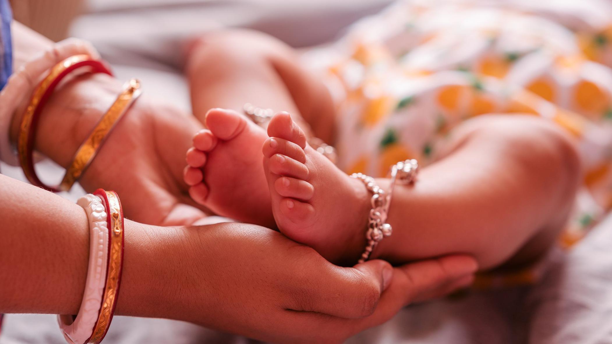 'Fetusi paraziti' izvađeni iz stomaka bebe stare 20 dana 1 Majka drži u rukama bebina stopala