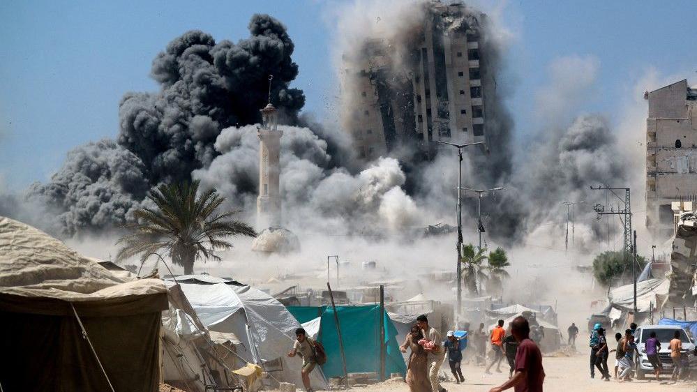 Izraelski tenkovi u gradu Gazi, UN: 'Kataklizma' 1 Palestinci beže nakon što su izraelske snage pogodile 15-spratnu kulu Muštaha u gradu Gazi, grad gaza, izraelska ofanziva na grad gazu