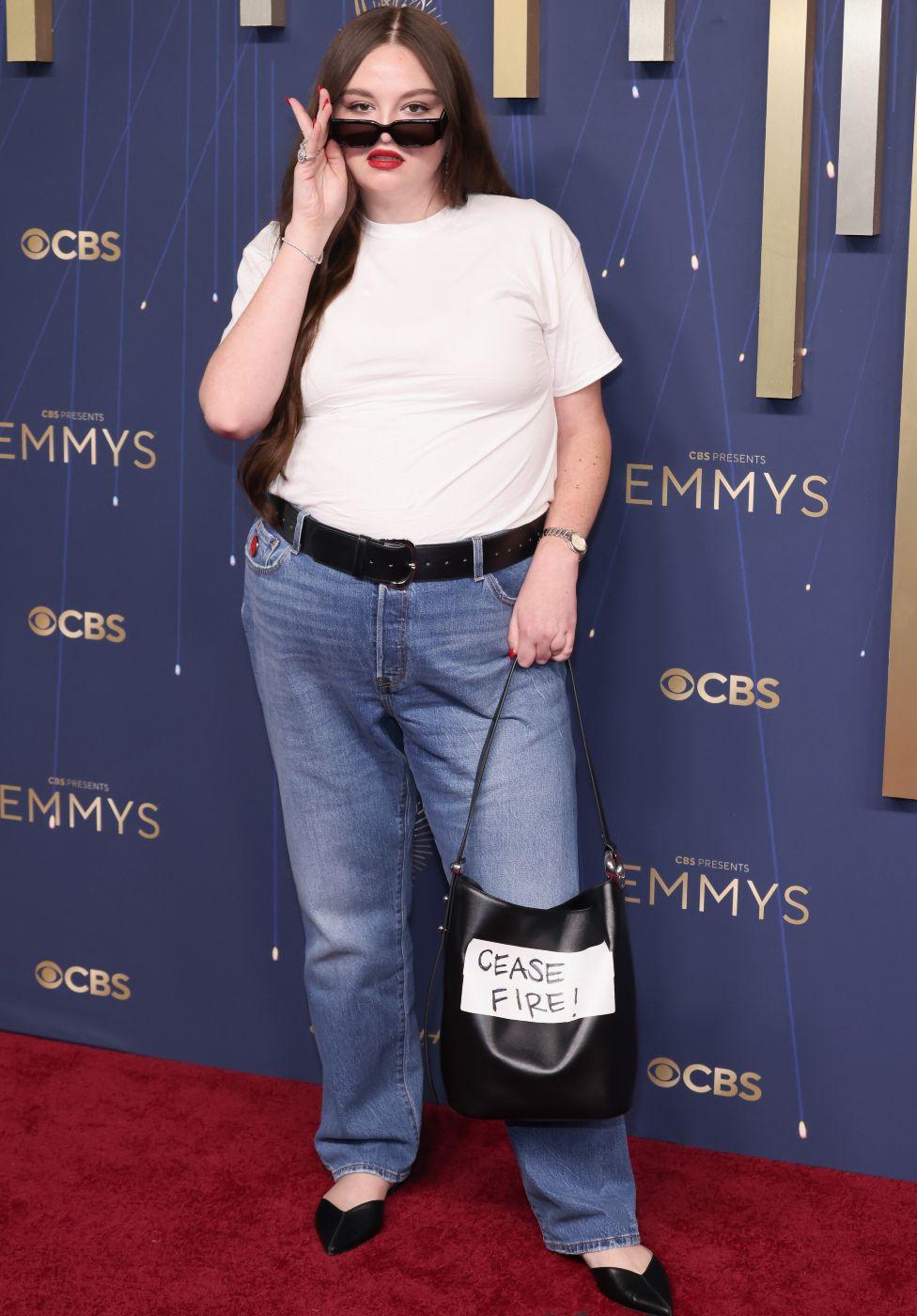 Sidni Svini, Džena Ortega, Selena Gomez i sjaj dodele Emi nagrada u fotografijama 35 Megan Stalter u farmericama i beloj majici