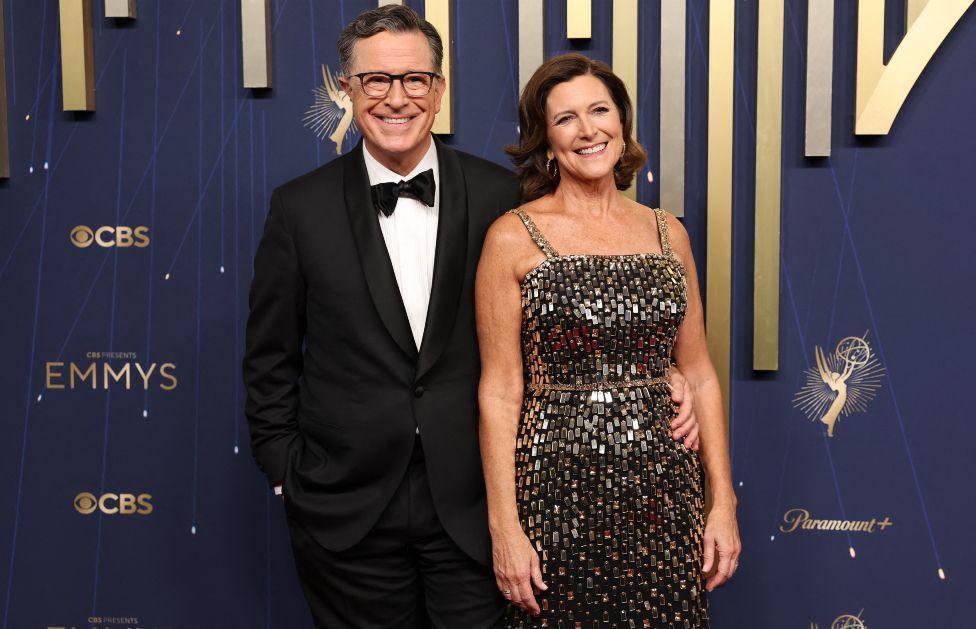 Voditelj emisije „The Late Show“ Stiven Kolbert  u crnom odelu sa suprugom Evelin Mekgi-Kolbert u svetlucavo sivoj haljini