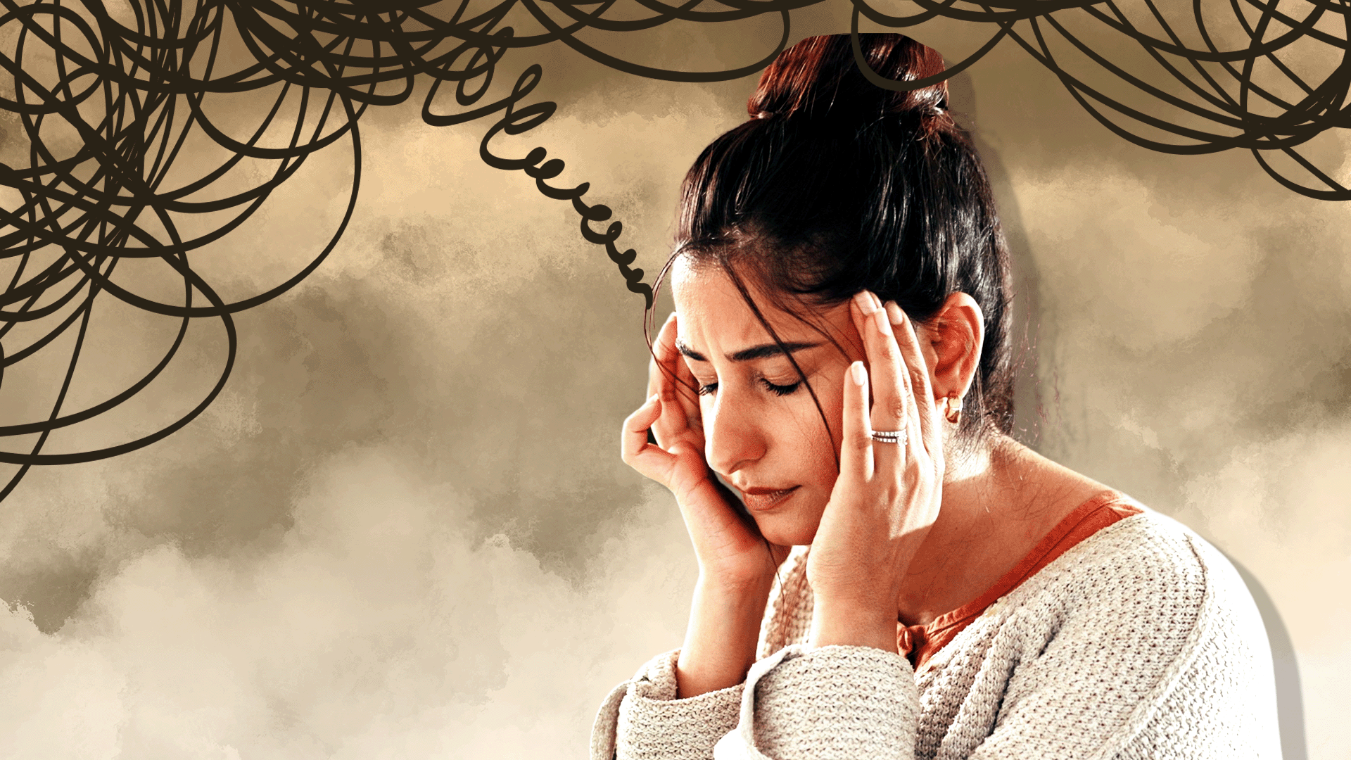 Borite se sa moždanom maglom? Četiri saveta kako da je pobedite. 1 Žena drži glavu rukama u beloj majici i sa skupljenom crnom kosom, deluje pod stresom