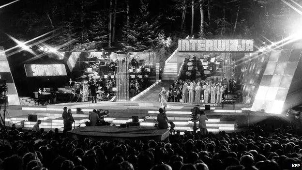 Crno-bela fotografija muzičara na bini