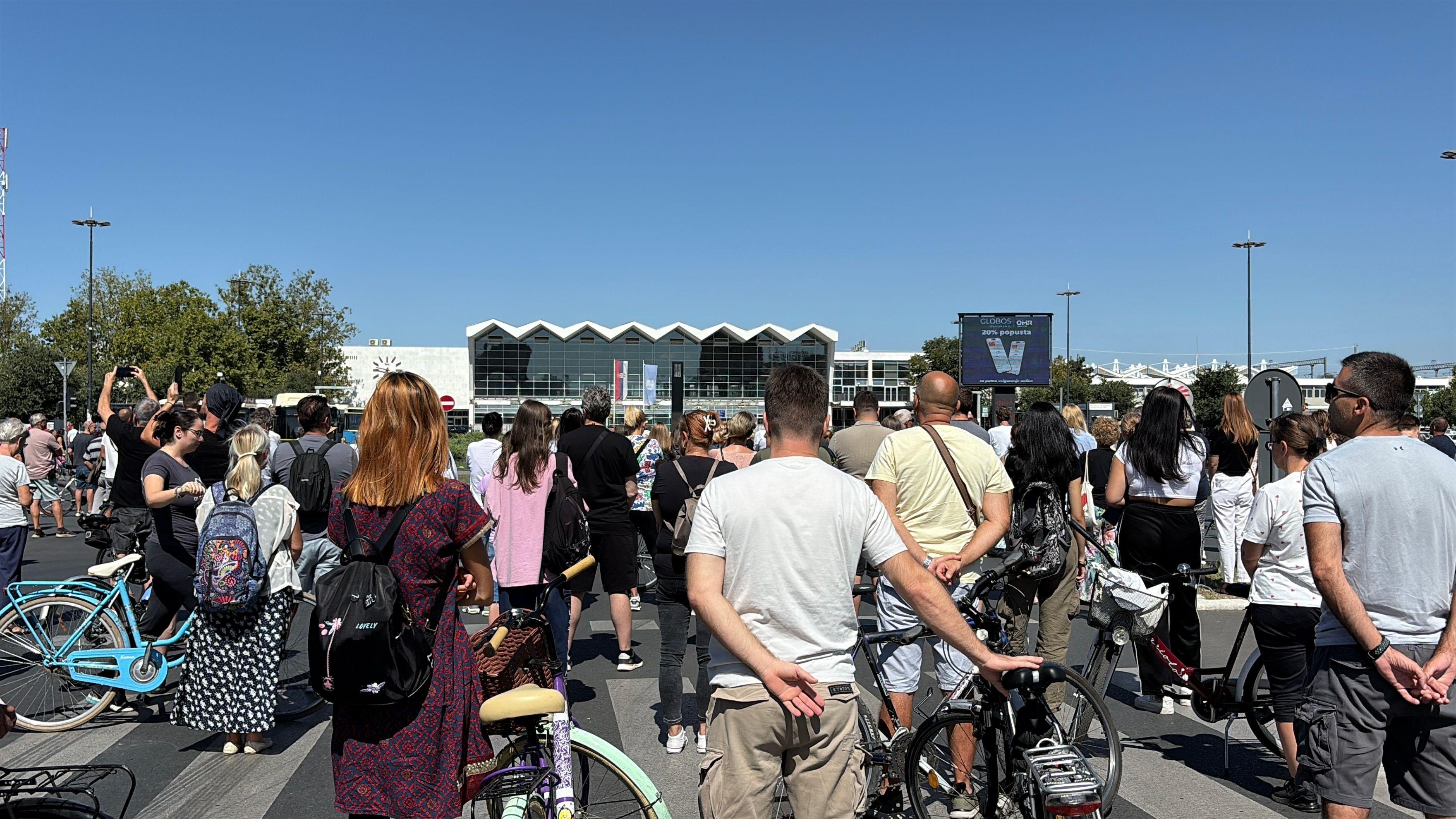 Deset meseci od pada nadstrešnice u Novom Sadu, počeo protest u Beogradu 5 odavanje pošte poginulima u padu nadstrešnice u Novom Sadu, pad nadstrešnice u Novom Sadu