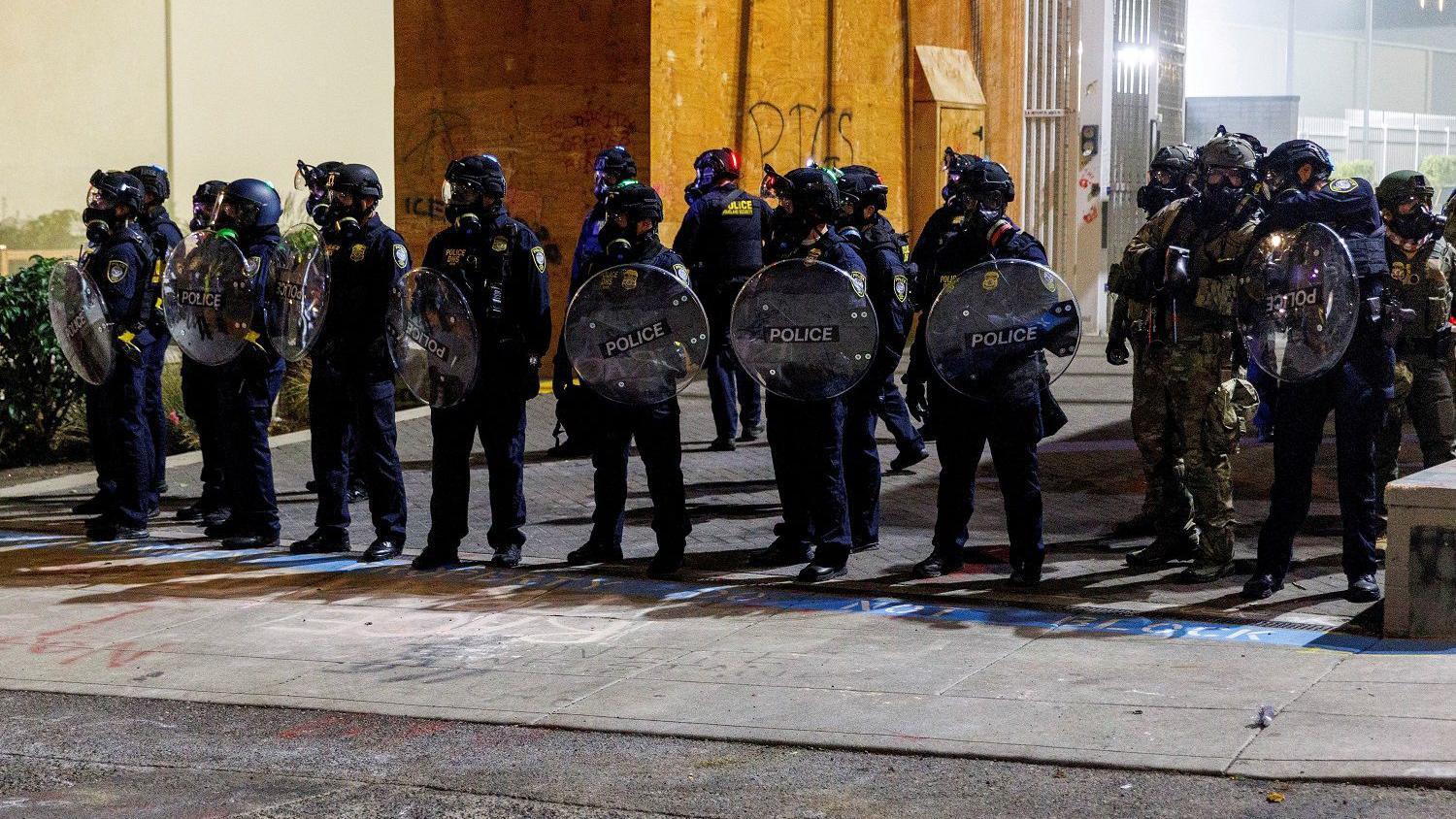 Tramp šalje Nacionalnu gardu u Portland, vlasti Oregona odgovorile tužbom protiv Bele kuće 1 Agenti službe ICE i policajci u kordonu u Portlandu, u saveznoj državi Oregon