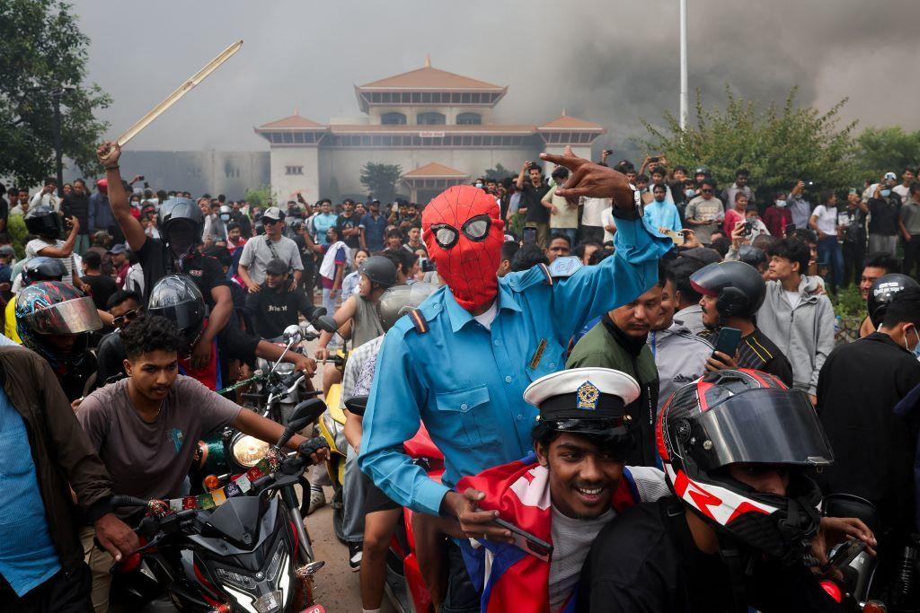 Nepal: Vojska uspostavila mir, prva žena premijer u istoriji zemlje 13 Demonstrant sa maskom Spajdermena