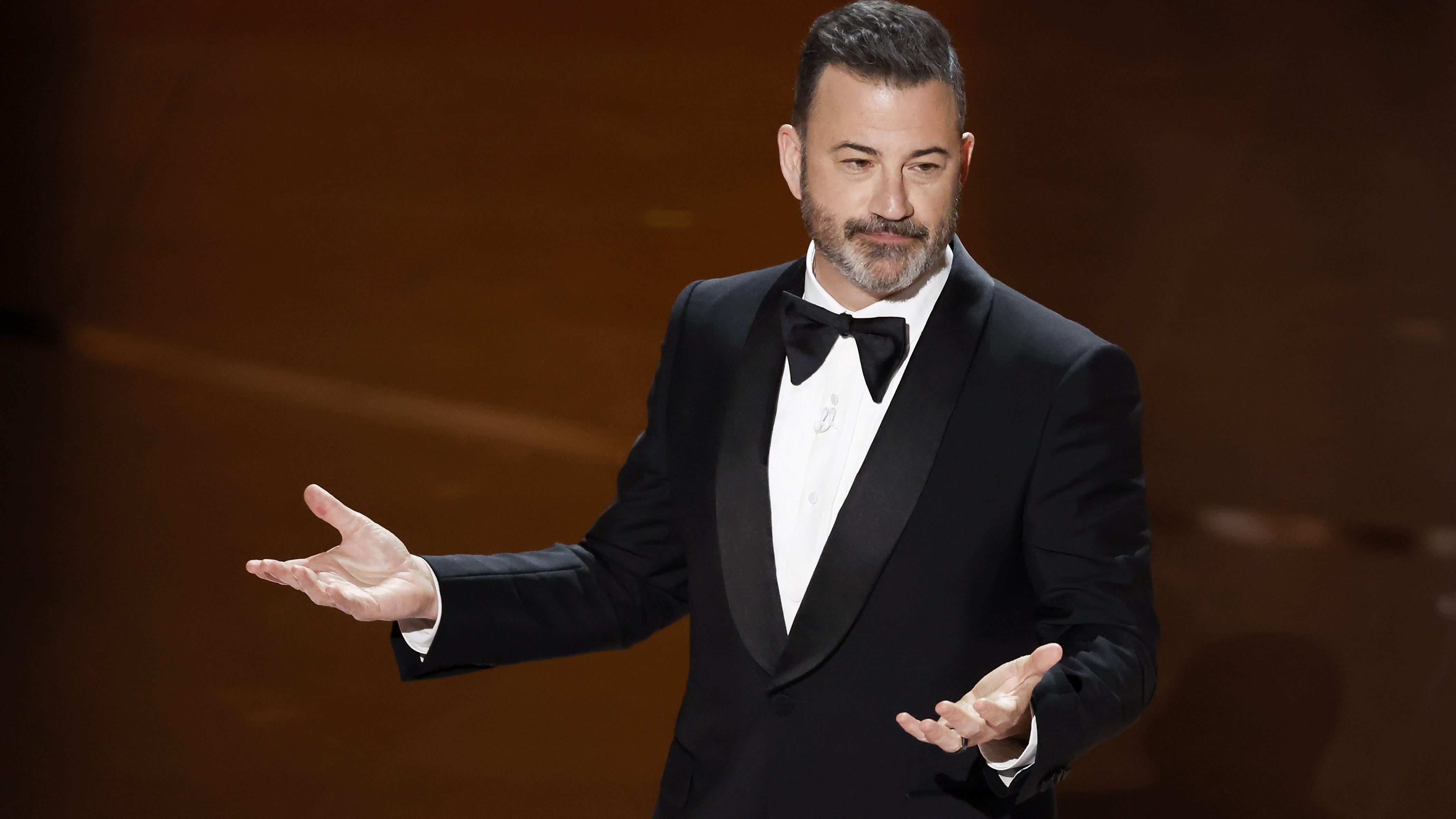 Podrška Džimiju Kimelu dok Tramp preti TV mrežama 2 Džimi Kimel na pozornici u smokingu