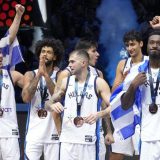 Umalo od gotovog veresija: Grcima bronza, Fincima kapa dole 5