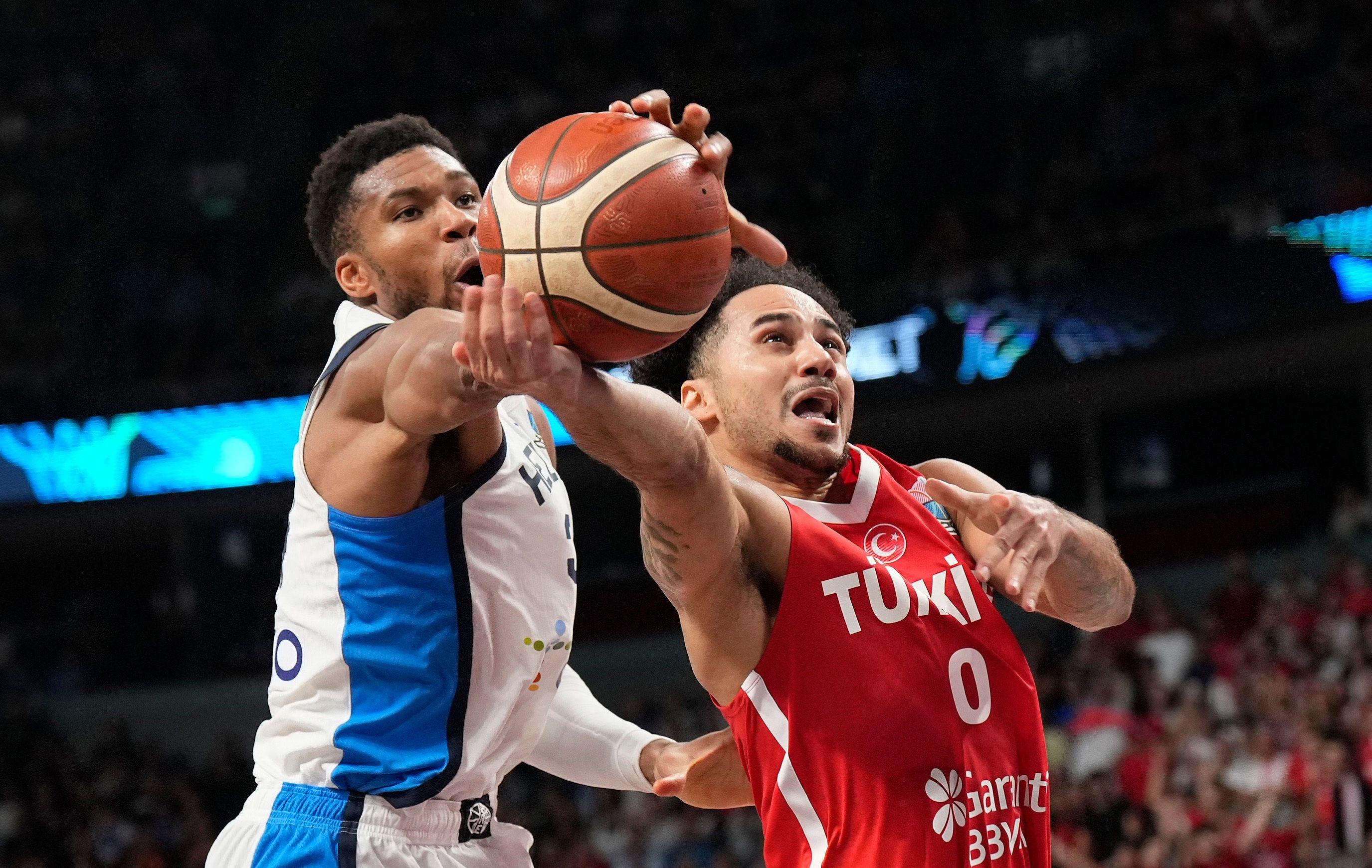 Finale neporaženih: Nemačka i Turska u finalu posle ubedljivih pobeda, za bronzu Grčka i Finska 2 Duel Janisa Adetokumboa (levo) i Šejna Larkina (desno)