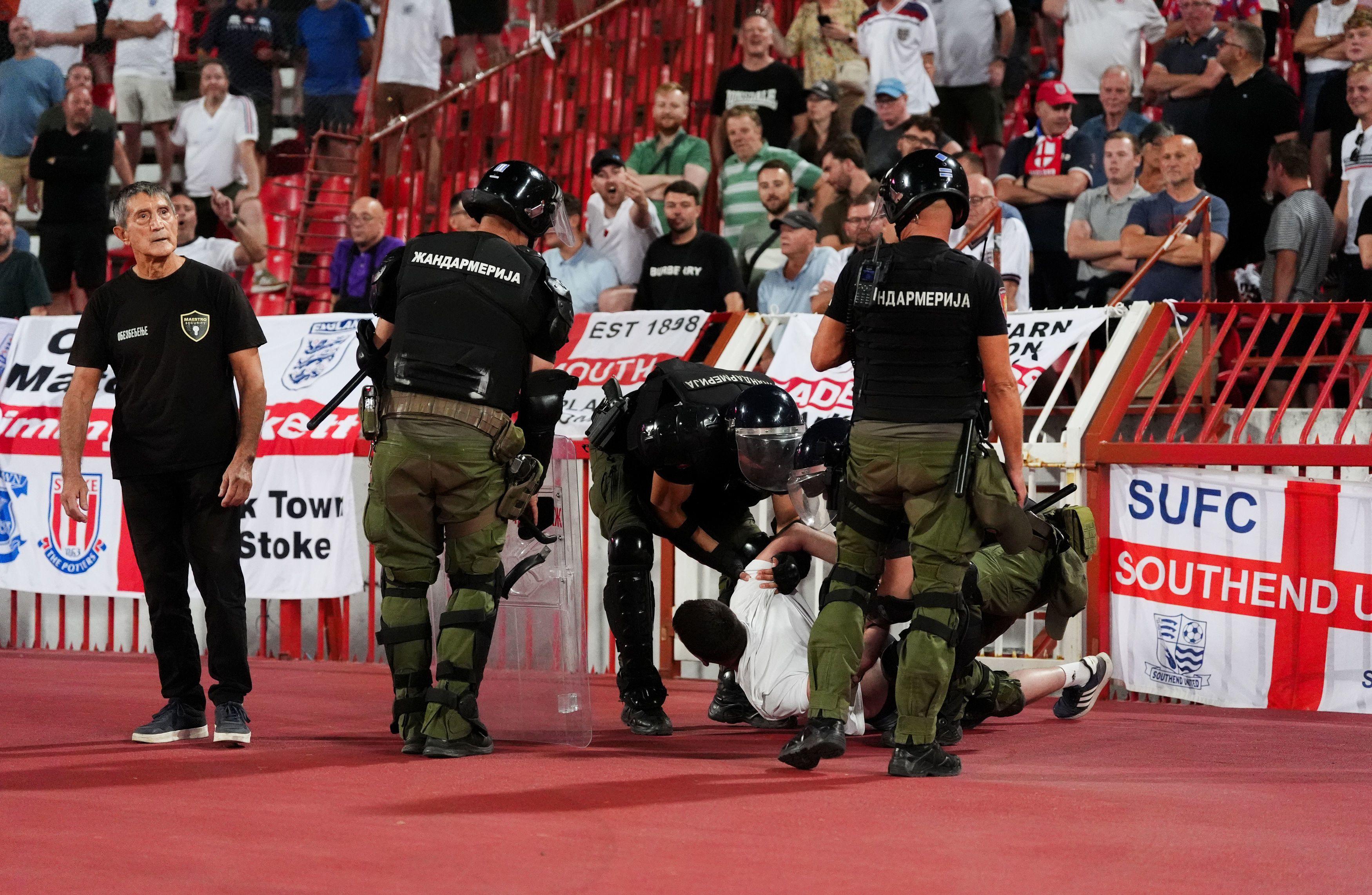 Srbija-Engleska: Brodolom i incidenti na tribinama - u fotografijama 9 srbija - engleska, incidenti na utakmici srbija - engleska