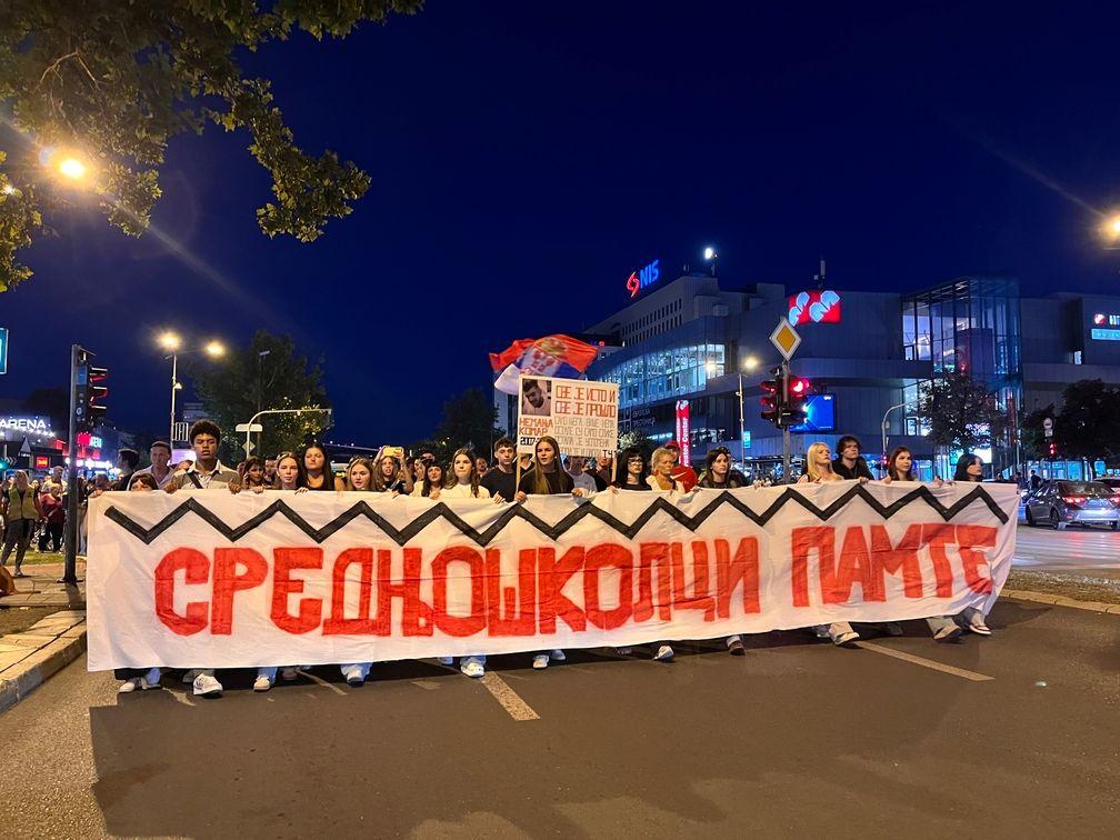 Mirne šetnje, tišina i bele ruže: U Srbiji obeleženo deset meseci od pada nadstrešnice u Novom Sadu 10 Demonstranti nose transparent