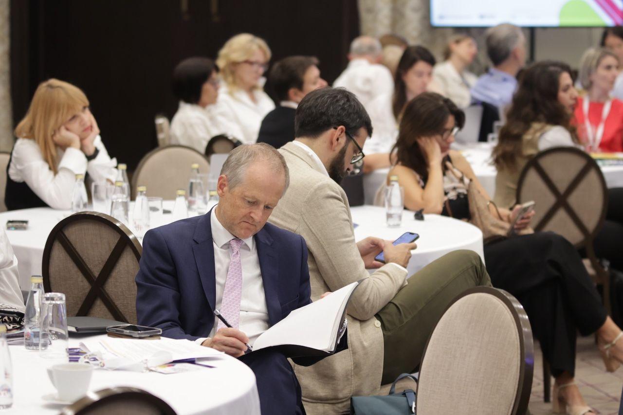 Berlinski proces: Šta balkanskim liderima predlažu nevladine organizacije 3 Vilijam Midlton u teget odelu sa roze kravatom sedi za stolom i čita