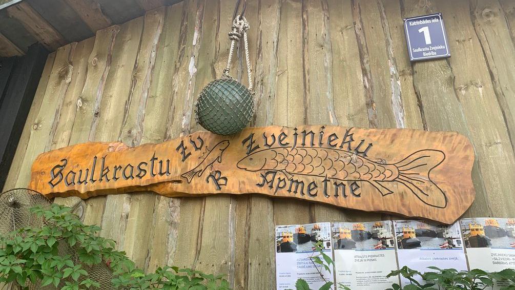 'Pecanje je način života': Lov na ribarska mesta u Letoniji 1 Ribarsko mesto Saulkrasti - urezano je na drvenoj ploči, staklena kugla obmotana mrežom