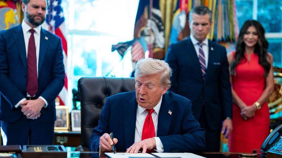 Tramp menja ime Pentagonu: Ubuduće Ministarstvo rata 1 Donald Tramp potpisuje jednu od mnogobrojnih naredbi (arhivska slika)