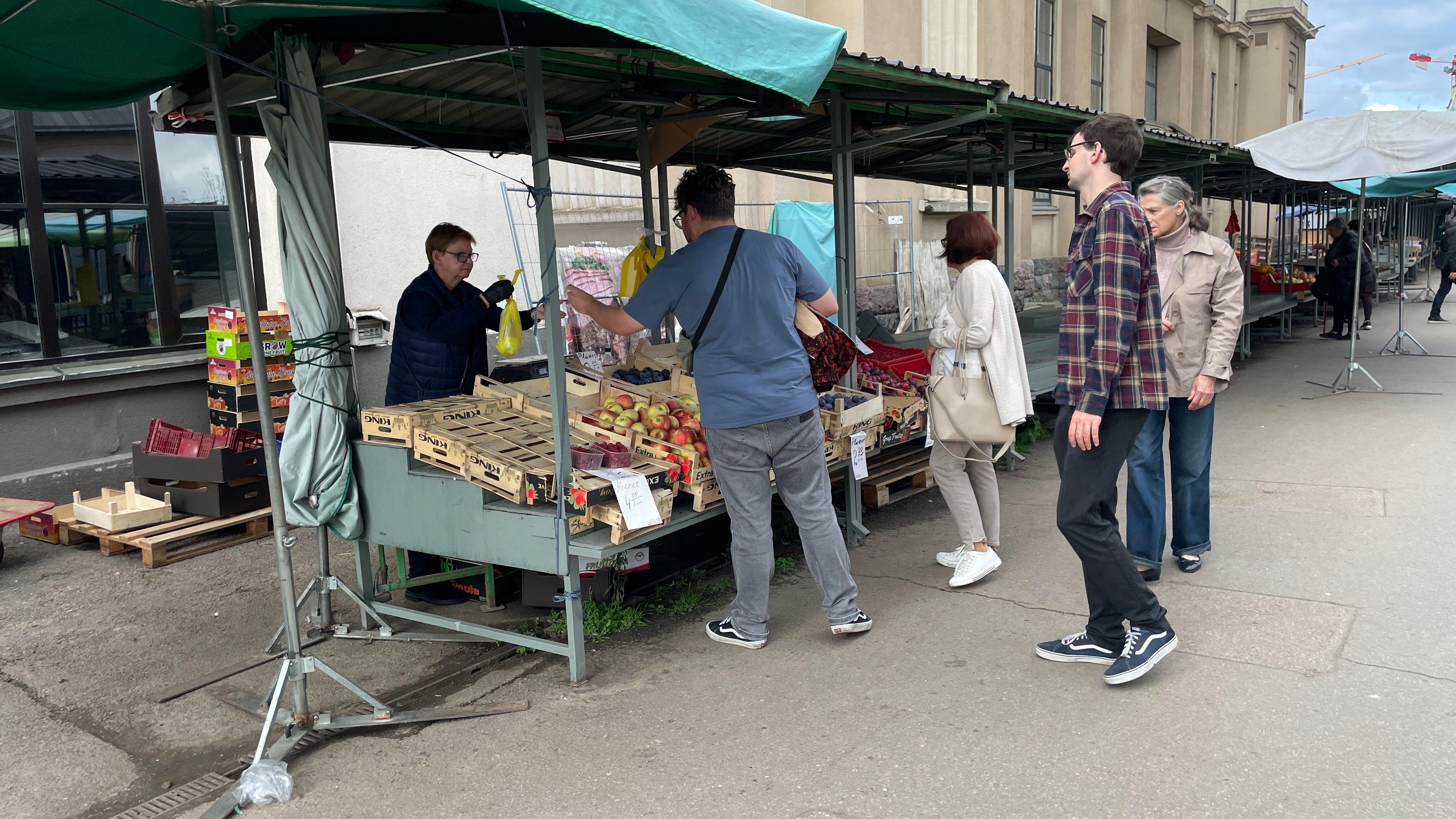 Razglednica Rige: Secesija, zaliv i pijaca 20 Voće i povrće trenutno se prodaju van objekta.