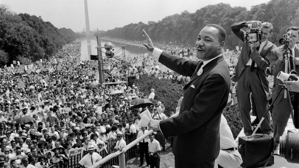 Od Linkolna do Kenedija: Politička ubistva (i pokušaji ubistava) u američkoj istoriji 3 Martin Luter King u odelu maše pristalicama 28. avgusta 1963. tokom Marša na Vašington na kojem je održao čuveni govor: 'Ja imam san'