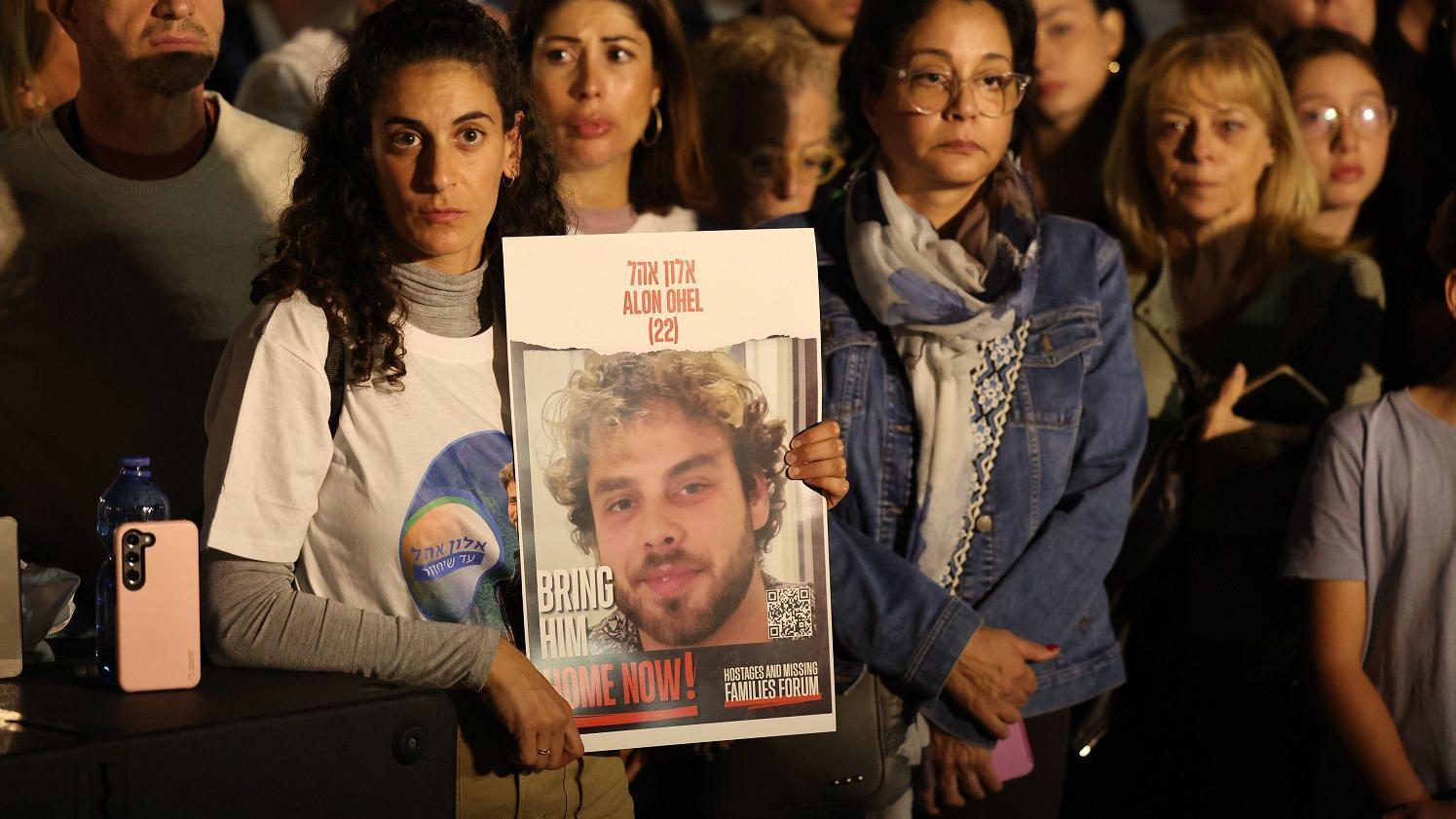 Hamas objavio snimak na kojem se vidi i Alon Ohel, izraelski talac koji ima državljanstvo Srbije 1 Devojka drži fotografiju Alona Ohela na protestu u Tel Avivu u novembru 2023.