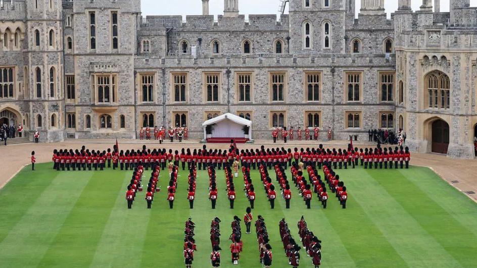 Melanija i Donald Tramp u Vindzoru: Kraljevski doček i vožnja kočijama - u fotografijama 10 Bend svira tokom završnih priprema uoči svečanog dočeka i smotre ispred Vindzor zamka