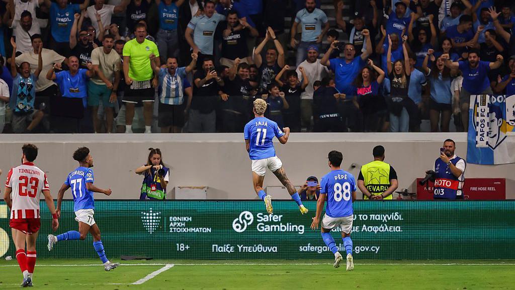 Igranje u Ligi šampiona 11 godina po osnivanju - uspon kiparskog kluba Pafosa 2 Gol Žaže u finišu revanš utakmice sa Crvenom zvezdom lansirao je Pafos u grupnu fazu Lige šampiona