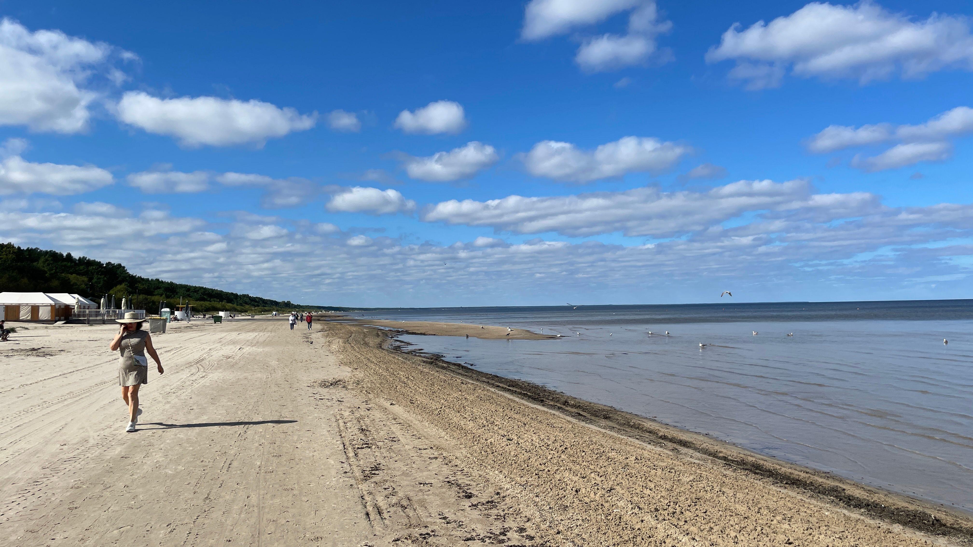 Razglednica Rige: Secesija, zaliv i pijaca 11 Obale Riškog zaliva u Jurmali početkom septembra 2025.