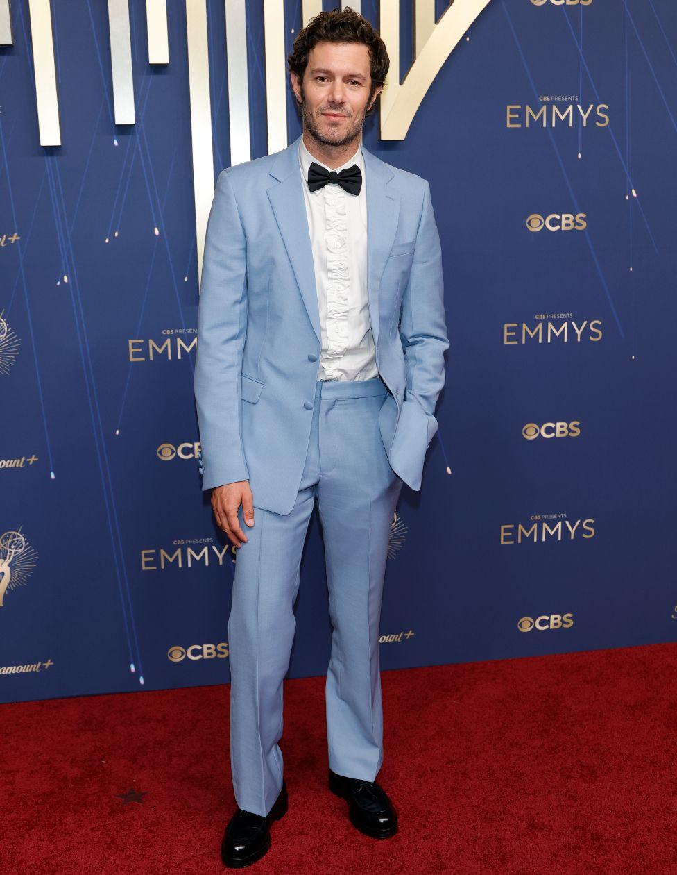 Adam Brodi iz serije „Niko ovo ne želi“ u svetlo plavom odelu