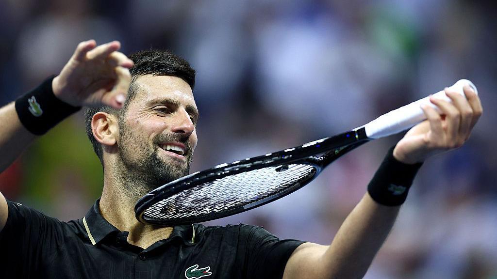Đokovićeva želja: Četvrtfinale US Opena kao poklon ćerki za rođendan 1 Đoković imitira sviranje violine posle svake pobede