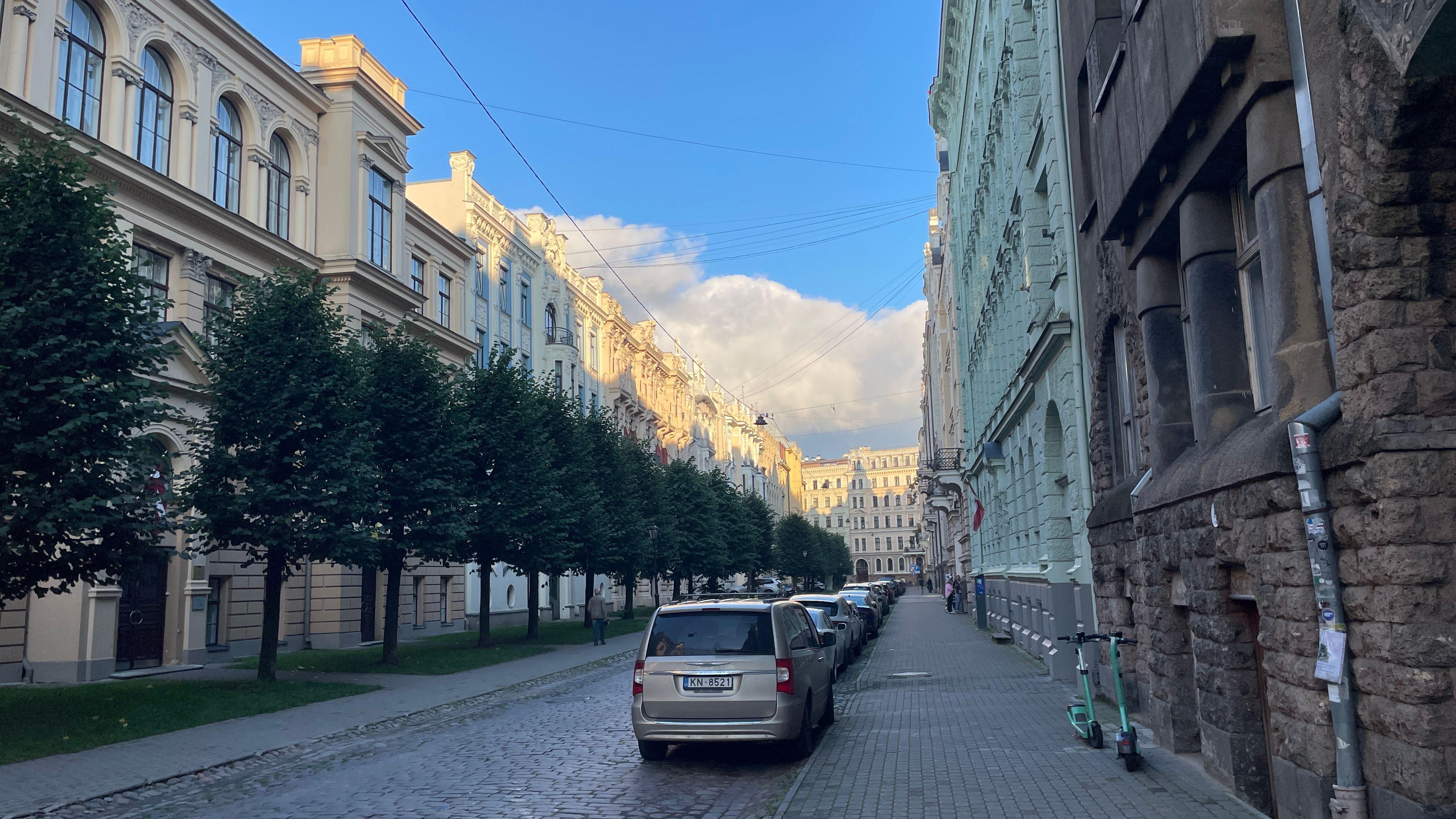 Razglednica Rige: Secesija, zaliv i pijaca 4 U ulici Alberte nalazi se čitav niz zgrada podizanih u stilu secesije.