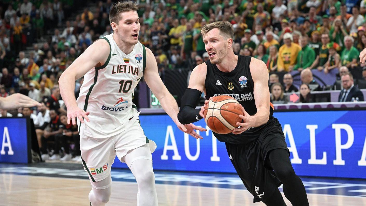 Evrobasket, 6. dan: Srbija protiv Turske za pol-poziciju, Nemci na 60+ protiv Britanaca 5 Nemac Andreas Obst prolazi pored Litvanca Azulasa Tubelisa