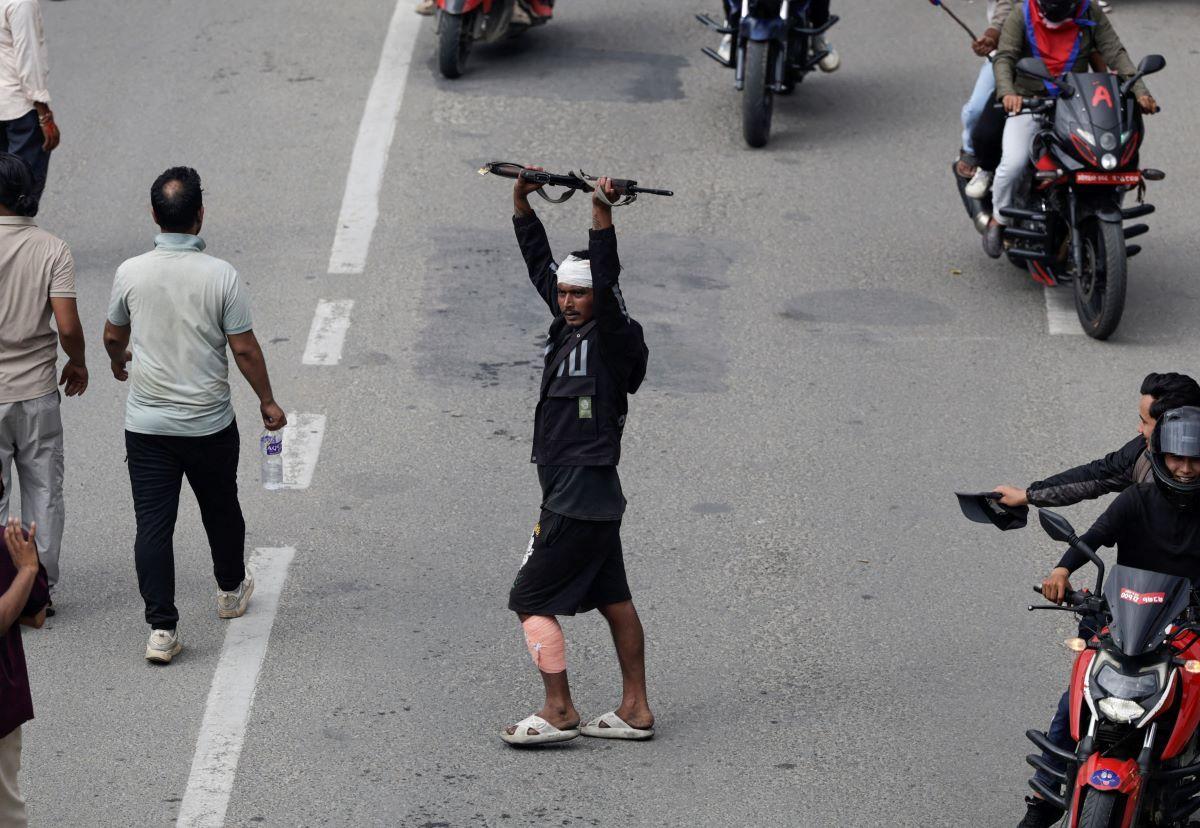 Nepal: Vojska uspostavila mir, prva žena premijer u istoriji zemlje 10 Muškarac sa zavojem na glavi na ulici drži pušku visoko podignutu u vazduh
