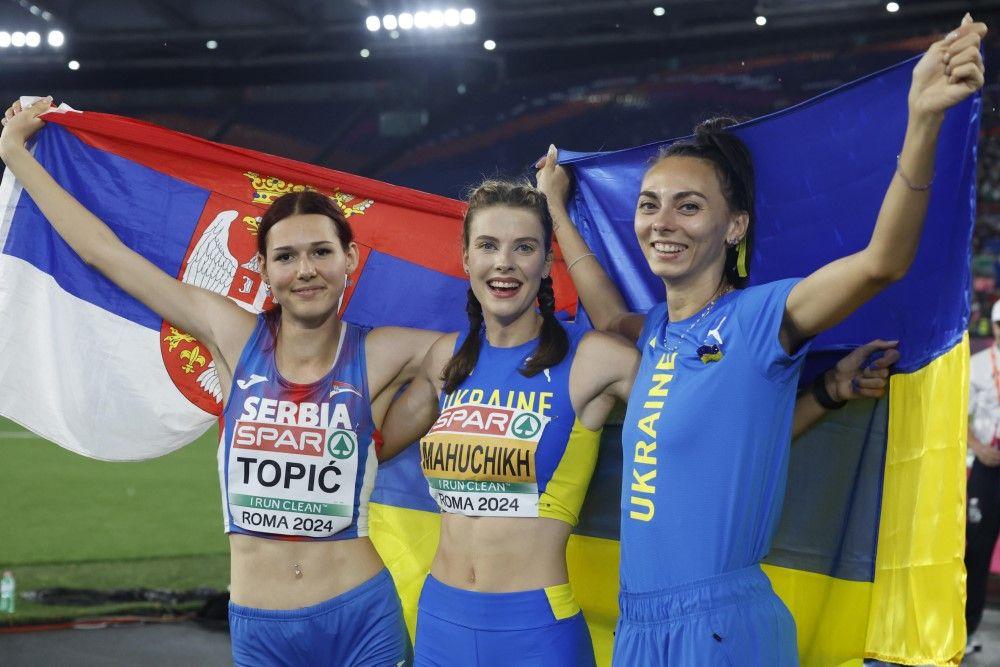 Angelina Topić (srebrna medalja), Jaroslava Mahučih iz Ukrajine (zlatna medalja) i  Irina Geraščenko iz Ukrajine (bronzana medalja) posle finala skoka uvis na Evropskom prvenstvu u atletici u Rimu 9. juna 2024.