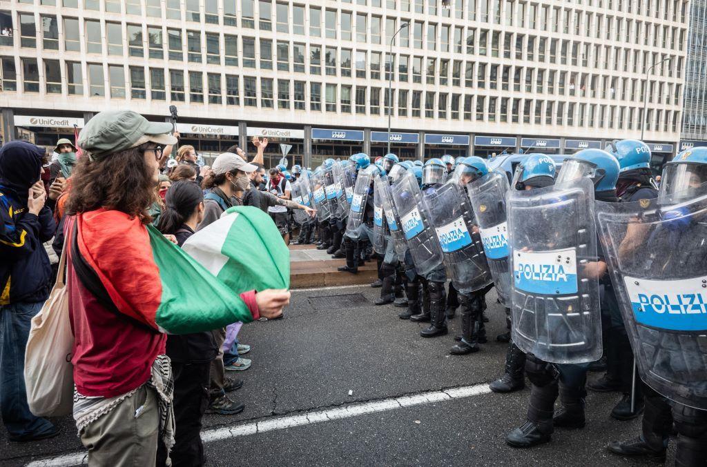 Sukobi demonstranata i policije na skupovima podrške Palestincima u Italiji 5 policijski kordon i demonstranti prekoputa