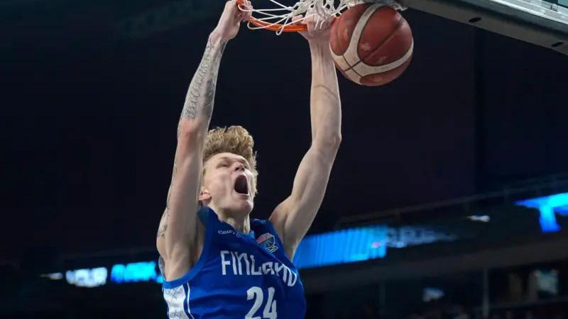 Mika Murinen, najbolji mladi košarkaš Evrobasketa, potpisao za Partizan 1 Mika Murinen zakucava loptu u koš