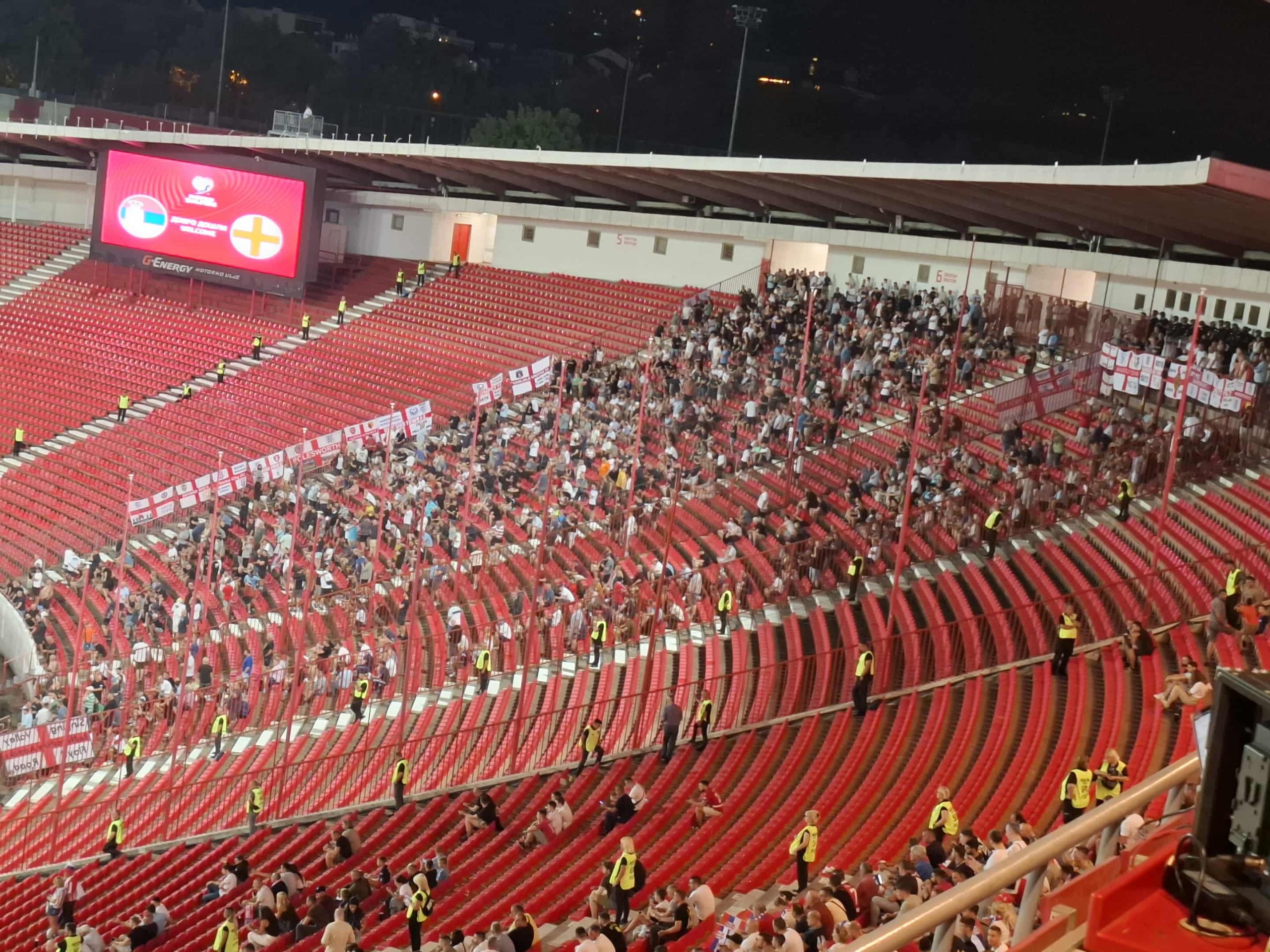 Stadion se polako puni: Engleski fudbaleri se zagrevaju, a tu su i navijači sa Ostrva (FOTO) 1