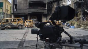 Dvonedeljna pobuna Nepalaca koju su predvodili mladi, po nepotpunim podacima je koštala 72 života - dok se nastavlja pretraga spaljenih ruševina zgrada i vozila, a ranjeno je ili povređeno više od 2.100 ljudi.