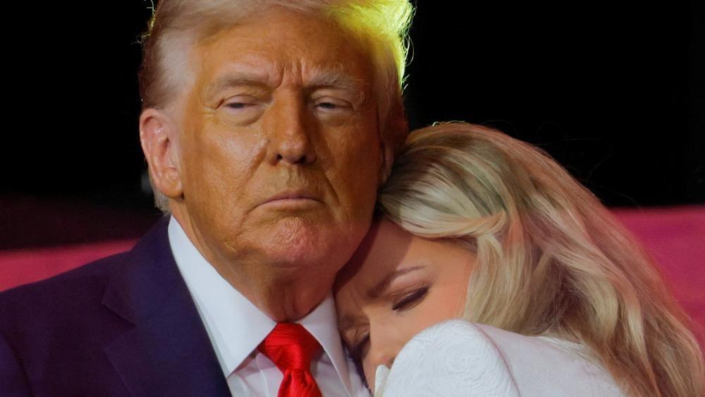 Desetine hiljada na komemoraciji Čarliju Kirku: 'On je heroj Amerike' 3 Tramp i Erika Kirk na komemoraciji Čarliju Kirku, ubistvo čarlija kirka, charlie kirk, komemoracija čarliju Kirku