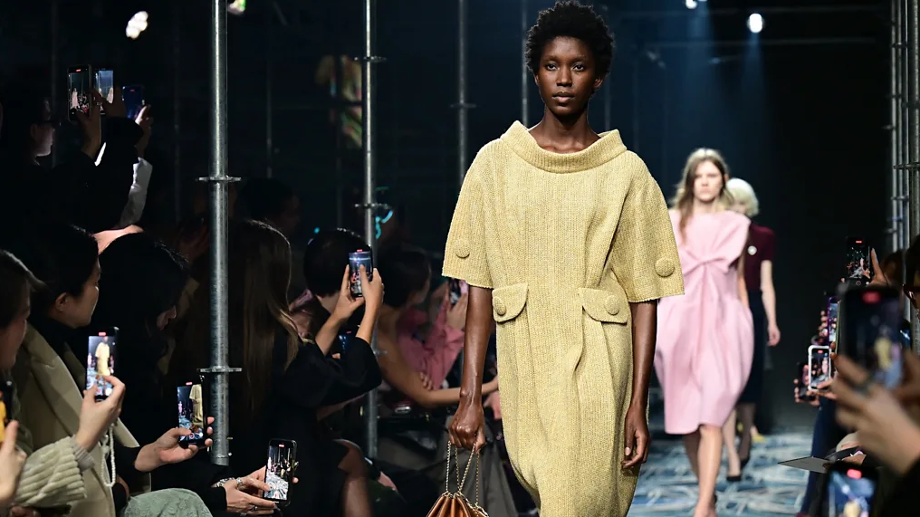 Zašto su ženski džepovi postali kontroverzni 6 Mdna revija na kojoj manekenka nosi žutu haljinu sa džepovima