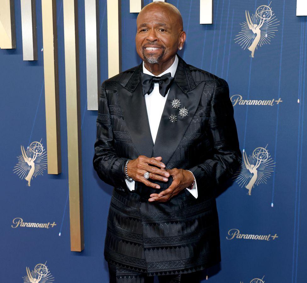 Glumac Vilijam Stanford Dejvis u crnom odelu I beloj košulji