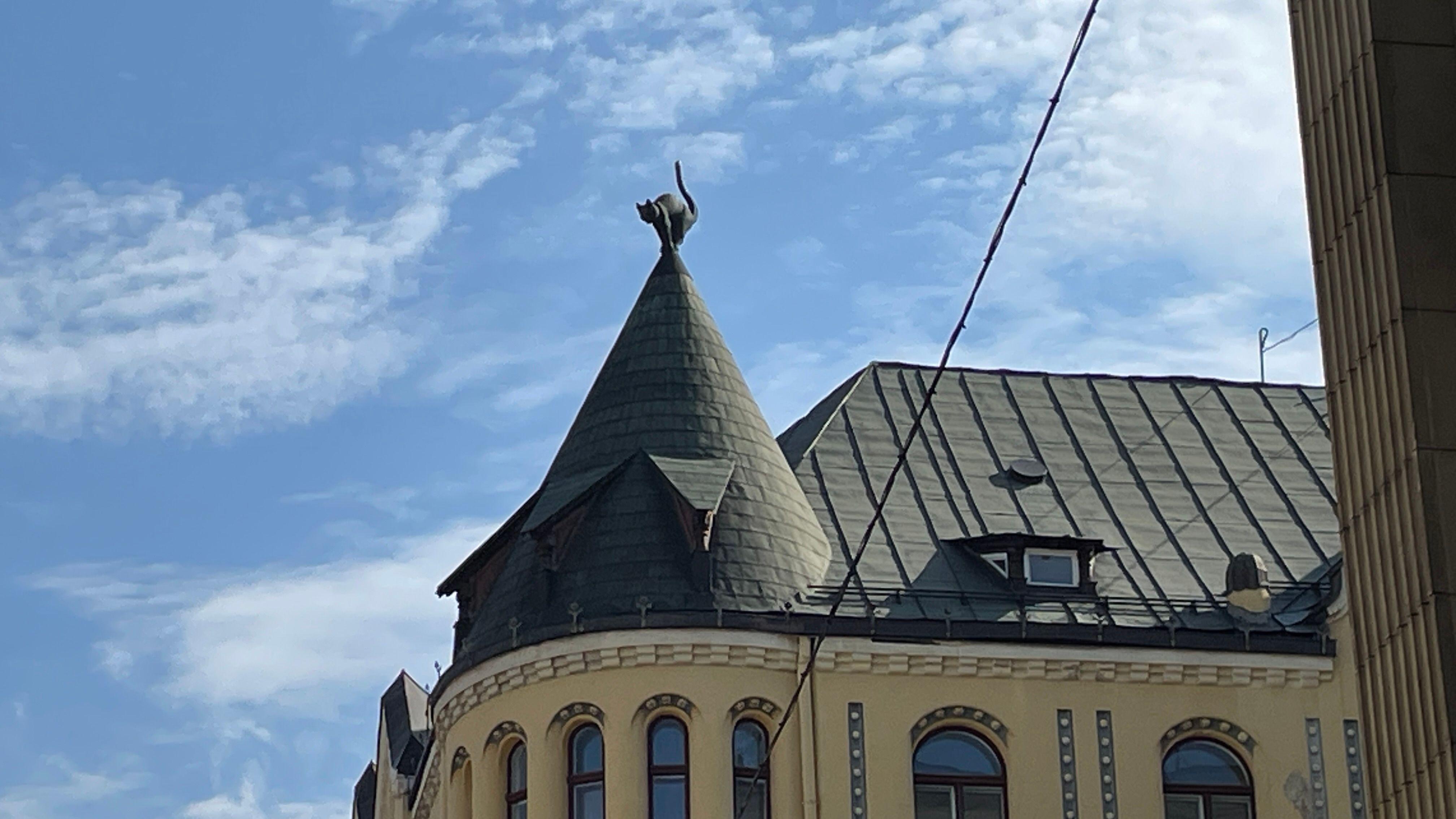 Odlazeće pismo iz Rige: Tri brata, crna mačka i legendarni uživo 4 zgrada u rigi