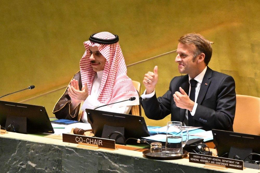 Predsednik Francuske Emanuel Makron i saudijski ministar spoljnih poslova princ Fajsal bin Farhan gestikuliraju tokom Međunarodne konferencije na visokom nivou za mirno rešavanje palestinskog pitanja i sprovođenje sporazuma o dve države
