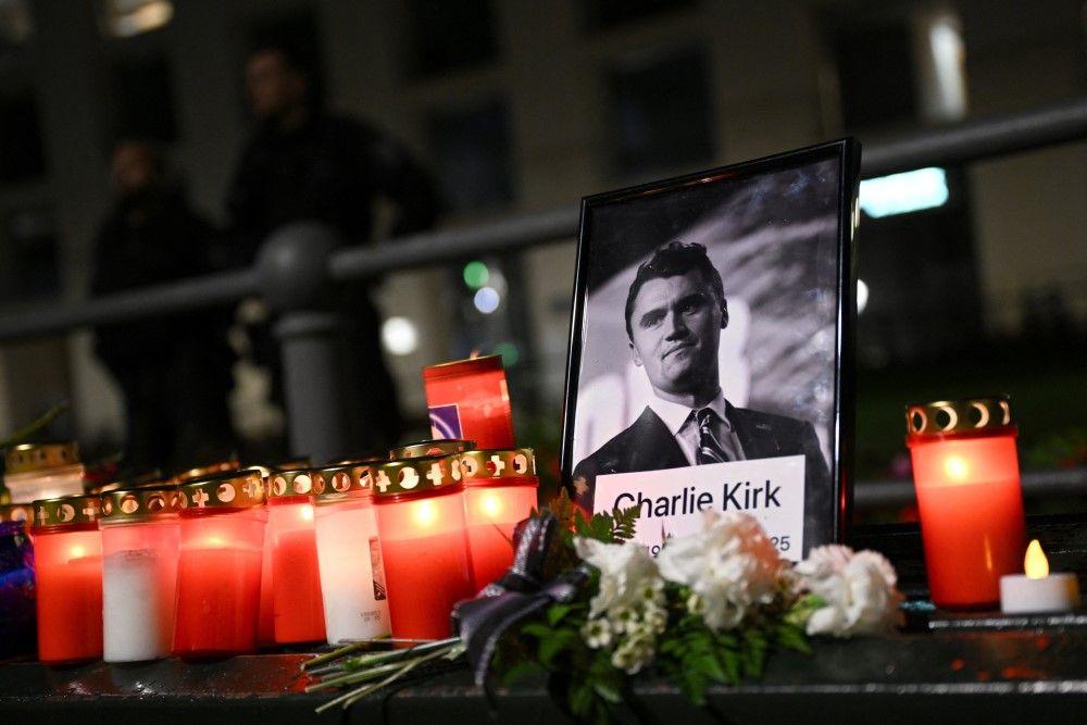 Čarli Kirk, Charlie Kirk, ubijen čarli kirk, fotografija sa likom čarlija kirka, ispred su sveće