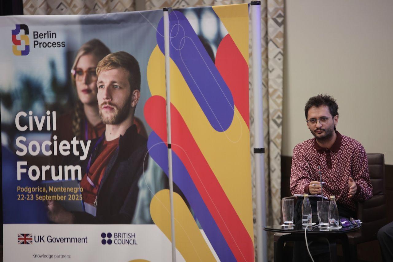 Berlinski proces: Šta balkanskim liderima predlažu nevladine organizacije 2 Govornik stoji pored panela foruma civilnog društva