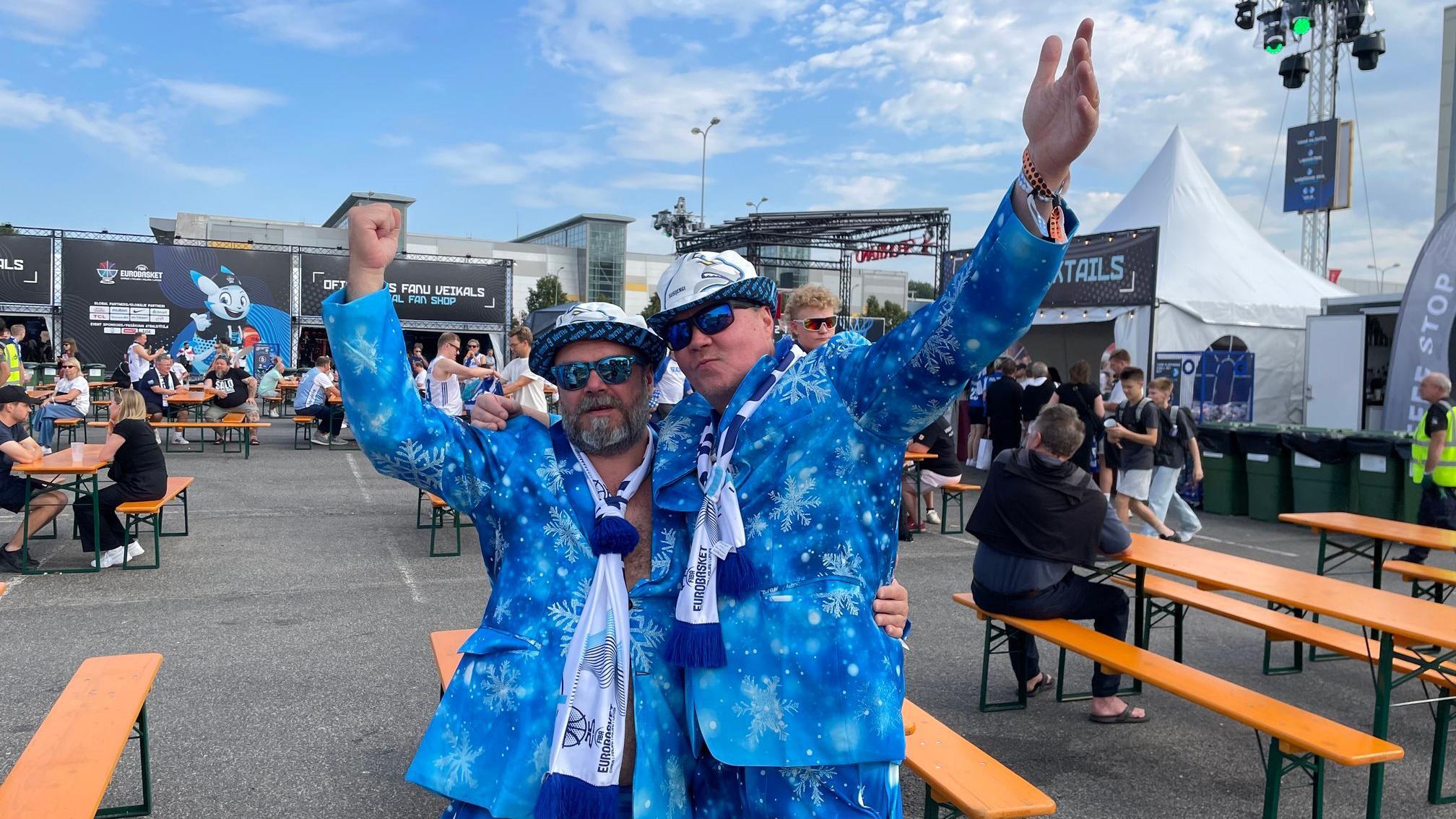 Dvojica navijača Finaca u plavim odelima sa pahuljama